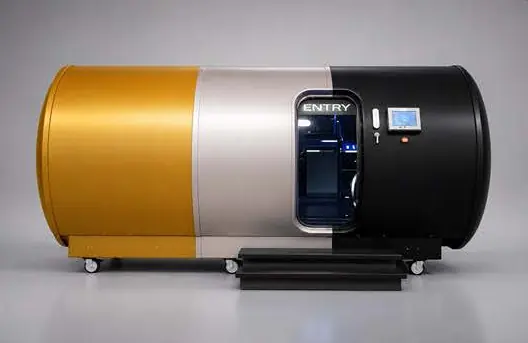 Chamber exterior in gold, silver and black