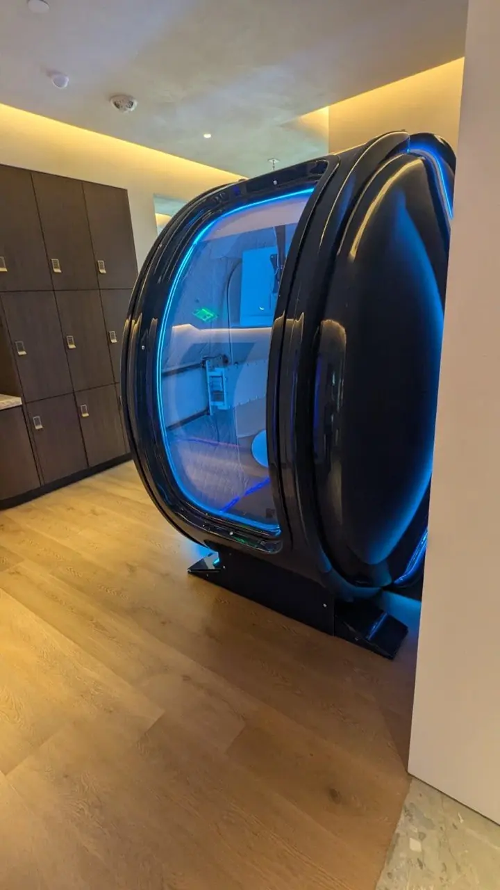 C1 Extended chamber, reference installation beside a wall of lockers