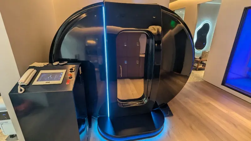 C1 Extended chamber with its control unit, door open